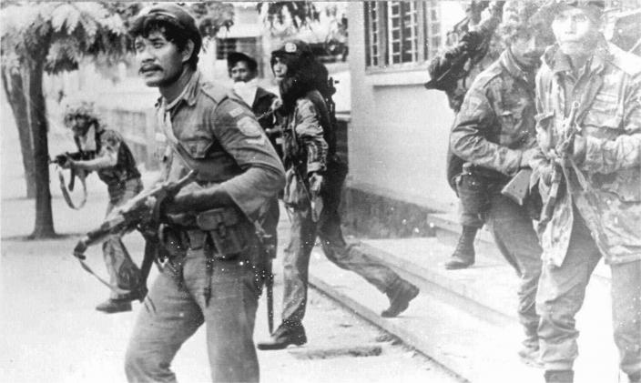 Indonesian troops fighting in the streets of Dili 